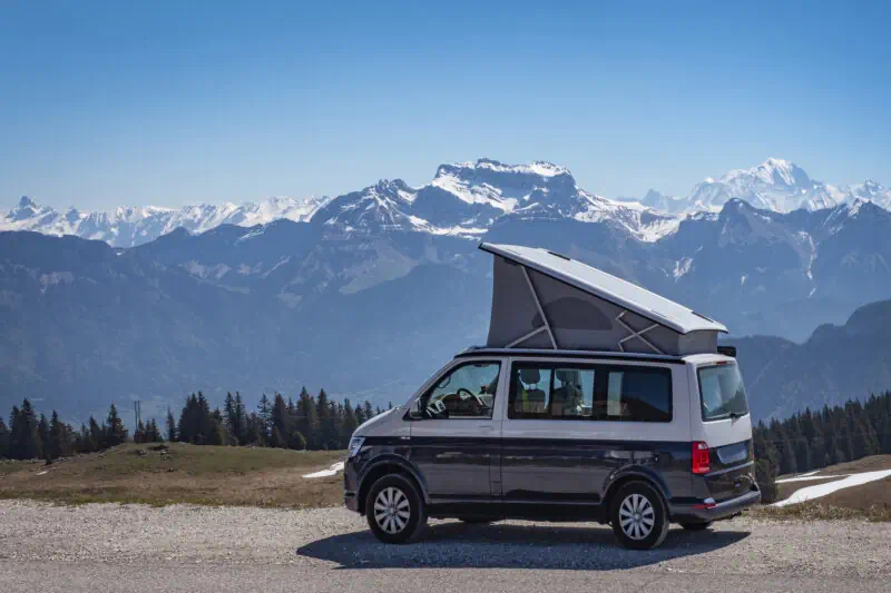 Camper VW parkt mit Blick auf das Bergpanorama.