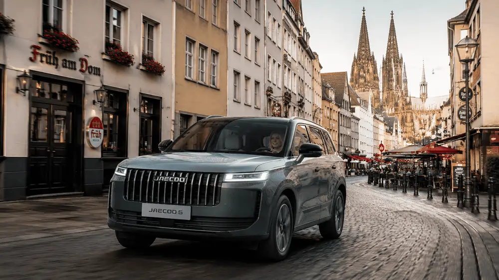 Jaecoo 5 Kompakt-SUV fährt durch die Kölner Altstadt mit Blick auf den Kölner Dom
