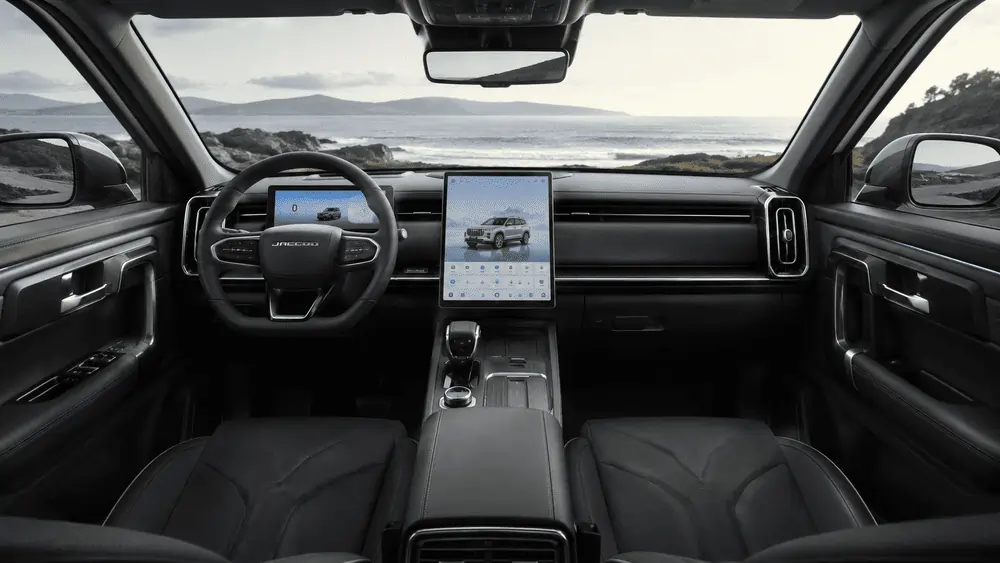 Cockpit eines Jaecoo mit digitalem Fahrer-Display und großem Touchscreen-Infotainment