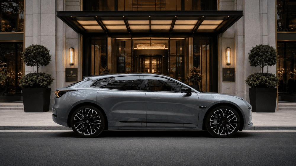 Zeekr 001 Shooting Brake in Grau, Seitenansicht vor einem Luxushotel (Symbolbild)