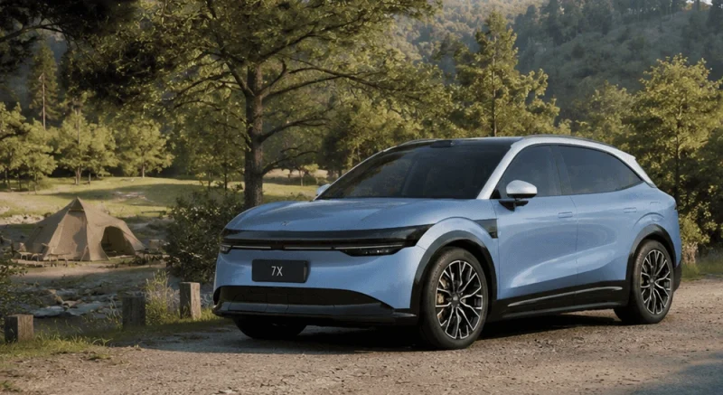 Zeekr 7X Elektro-SUV in Hellblau mit weißem Kontrastdach, parkt auf einem Waldweg neben einem Zeltplatz (Symbolbild)