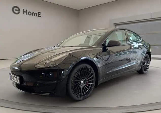 Angebotsdetails Tesla Model 3 Performance - innen weiß ! schwarz (Solid Black)