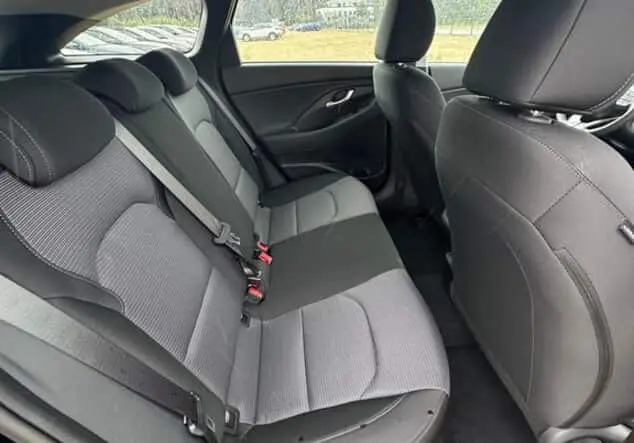Angebotsdetails Hyundai i30 Kombi Hyundai Wagon Family 1.5 T-GDI MHEV 103 kW (140 PS) 7-Gang-DSG Frontantrieb Abyss Black Pearl