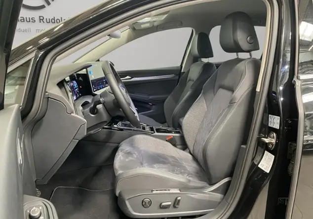 Angebotsdetails Volkswagen Golf VIII 1.5 TSI Style / RFK Schwarz (Grenadillschwarz Metallic)