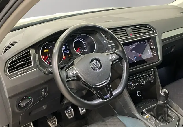 Angebotsdetails Volkswagen Tiguan 1.5 TSI 'IQ.DRIVE' / STANDHEIZUNG /AHK Schwarz (Deep Black Perleffekt)