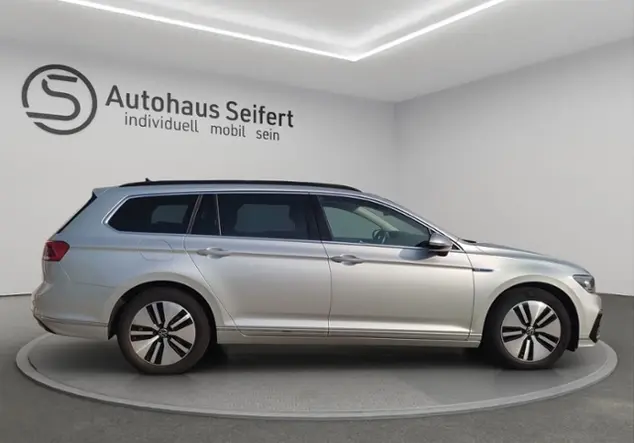 Angebotsdetails Volkswagen Passat Variant GTE 1.4 TSI Silber (Scale Silver Metallic)