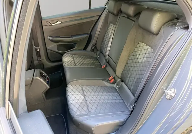 Angebotsdetails Volkswagen Golf VIII 2.0 TDI R-Line +BLACK STYLE+MATRIX Grau (Delfingrau Metallic)