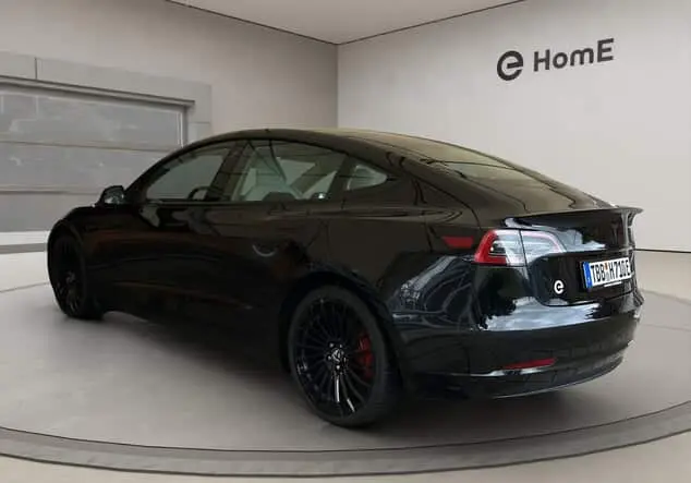 Angebotsdetails Tesla Model 3 Performance - innen weiß ! schwarz (Solid Black)