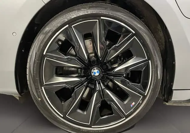 Angebotsdetails BMW M760 e xDrive ++sofort verfügbar++ Frozen pure grey