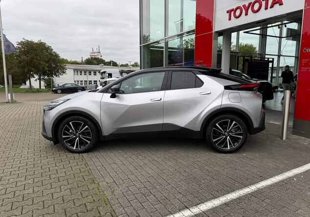 Angebotsdetails Toyota C-HR C-HR - 2,0 l Hybrid 4x2 Lounge CVT shimmering silver metallic / Dach schwarz
