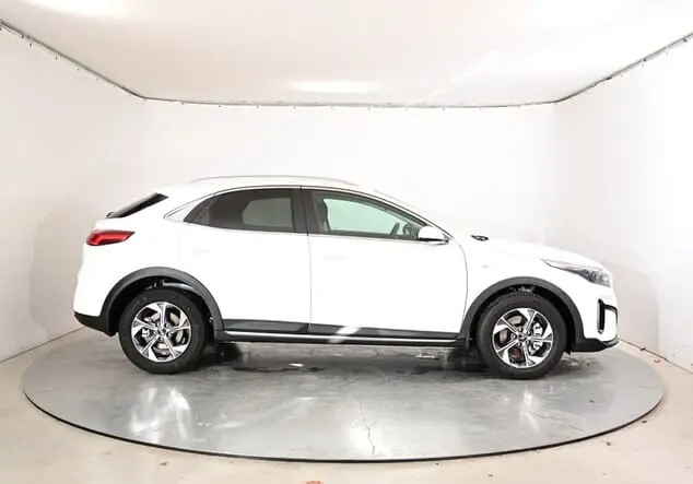 Angebotsdetails Kia XCeed Kia Xceed MY26 1.0 T-GDI MHEV 85 kW (115 PS) 7-Gang-DCT Deluxeweiß Metallic