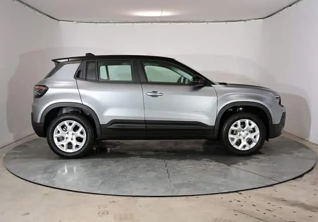 Angebotsdetails Jeep Avenger Jeep Avenger Altitude 1.2 E-Hybrid 74 kW (100 PS) 6-Stufen-DCT Granite Grey Metallic (Dach in Volcano Black)