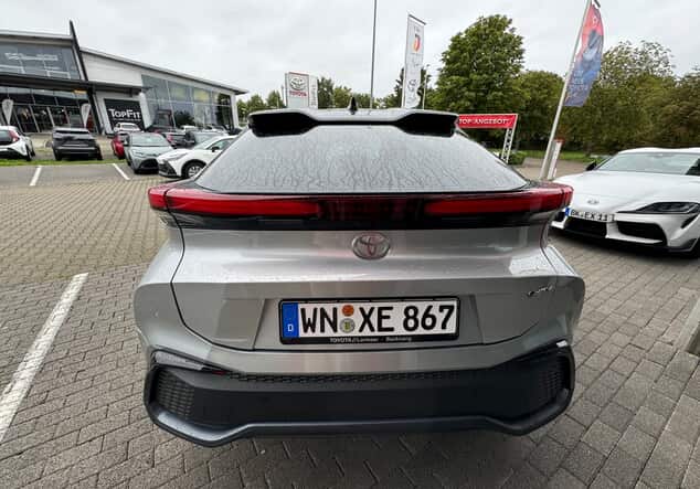 Angebotsdetails Toyota C-HR C-HR - 2,0 l Hybrid 4x2 Lounge CVT shimmering silver metallic / Dach schwarz