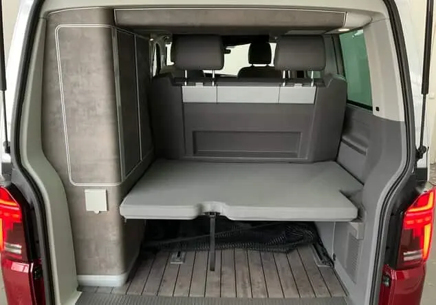 Angebotsdetails Volkswagen California T6.1 California OCEAN 2.0TDI 204PS NP.112T 4M ACC.AHK.STHZG.NAVI+VC.DCC.MARKISE Silber / Rot