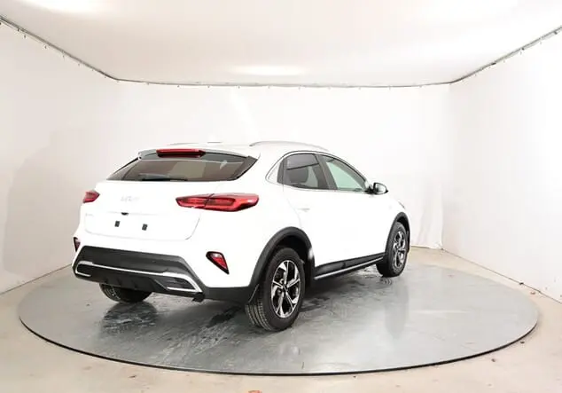 Angebotsdetails Kia XCeed Kia Xceed MY26 1.0 T-GDI MHEV 85 kW (115 PS) 7-Gang-DCT Deluxeweiß Metallic