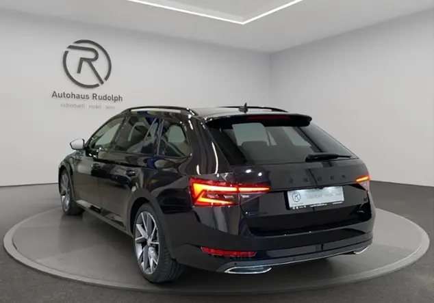 Angebotsdetails Skoda Superb Combi Sportline iV 1.4 eTSI / Schwarz (Schwarz-Magic Perleffekt)