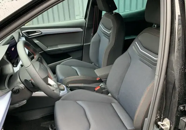 Angebotsdetails Seat Arona FR 1.0 TSI Winterpaket, Voll SONDER ANGEBOT Nevada Weiß Midnight Schwarz