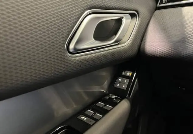 Angebotsdetails Land Rover Range Rover Rover Velar P400 R-Dynamic SE Santorini black