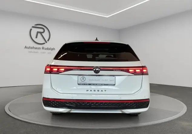 Angebotsdetails Volkswagen Passat Variant B9 2.0 TDI 4M R-Line Signatur WeiÃ (Pure White/Grenadillschwarz Metallic)
