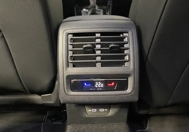 Angebotsdetails Volkswagen Golf VIII 1.5 TSI Style / RFK Schwarz (Grenadillschwarz Metallic)