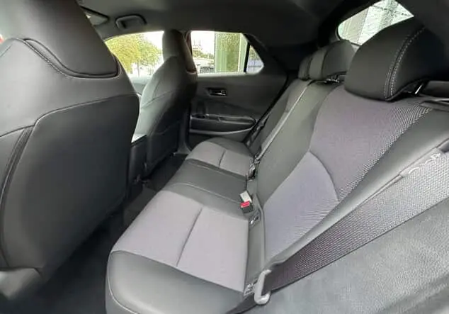 Angebotsdetails Toyota C-HR C-HR - 2,0 l Hybrid 4x2 Lounge CVT shimmering silver metallic / Dach schwarz