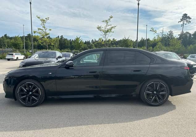Angebotsdetails BMW 7er BMW 740d 220 kW (299 PS) 8-Gang Steptronic xDrive Saphirschwarz metallic
