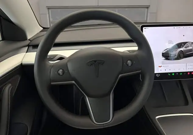 Angebotsdetails Tesla Model 3 Performance - innen weiß ! schwarz (Solid Black)