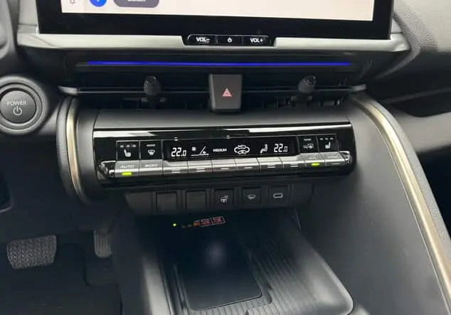 Angebotsdetails Toyota C-HR C-HR - 2,0 l Hybrid 4x2 Lounge CVT shimmering silver metallic / Dach schwarz