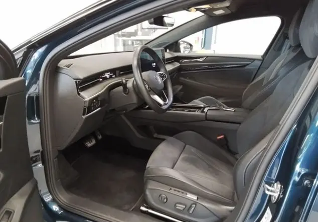 Angebotsdetails Volkswagen ID.7 Tourer Pro 82 kWh KLIMA NAVI ALU Blau (Aquamarinblau Metallic/Schwarz)
