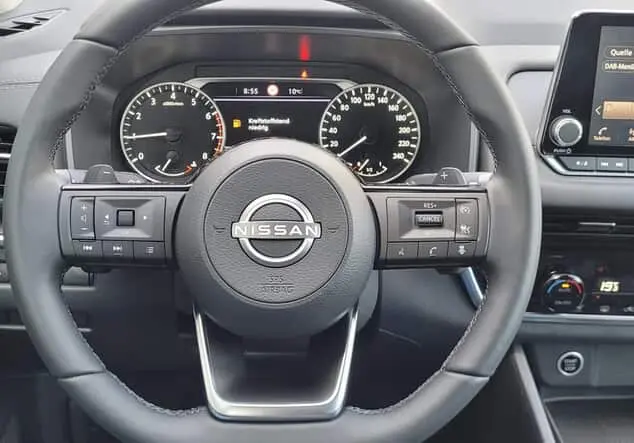 Angebotsdetails Nissan Qashqai DIG-T Mild Hybrid Acenta X-Tronic weiß metallic / grau metallic