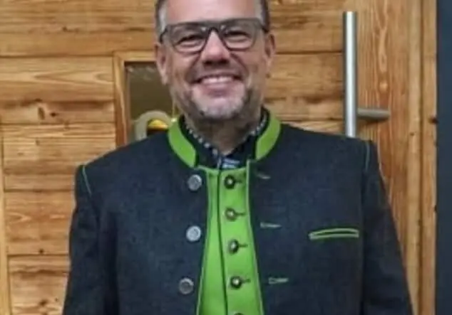 Angebotsdetails Tesla Model 3 Hinterradantrieb außen schwarz - innen weiß Solid Black