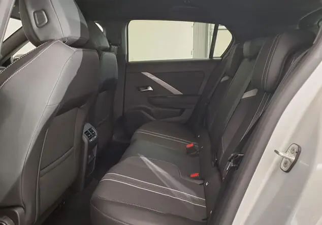 Angebotsdetails Opel Astra Opel Astra GS 1.2 Turbo 96 kW (130 PS) 8-Gang Automatikgetriebe Kristall Silber Metallic