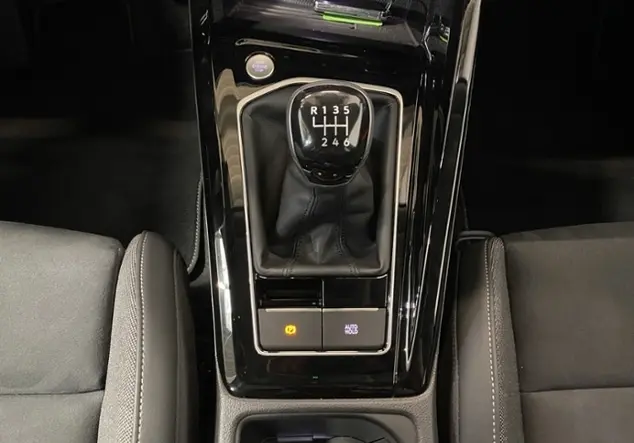 Angebotsdetails Volkswagen Golf VIII 1.5 TSI Style / RFK Schwarz (Grenadillschwarz Metallic)