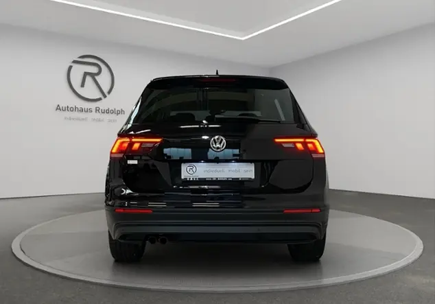 Angebotsdetails Volkswagen Tiguan 1.5 TSI 'IQ.DRIVE' / STANDHEIZUNG /AHK Schwarz (Deep Black Perleffekt)