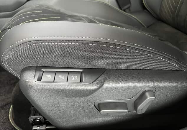 Angebotsdetails Peugeot 208 1.2 Hybrid 110 GT Lack weiss banquise/typ aussenverkleidung spiegel