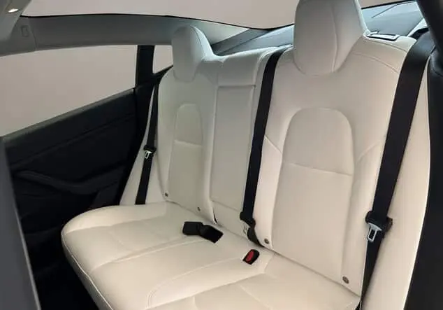 Angebotsdetails Tesla Model 3 Performance - innen weiß ! schwarz (Solid Black)