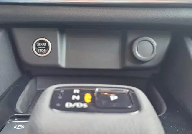 Angebotsdetails Nissan Qashqai DIG-T Mild Hybrid Acenta X-Tronic weiß metallic / grau metallic