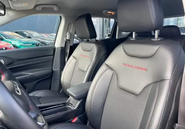 Angebotsdetails Jeep Compass PHEV MY22 + Trailhawk Zweifarb-Lackierung Alpine White/Dach Schwarz
