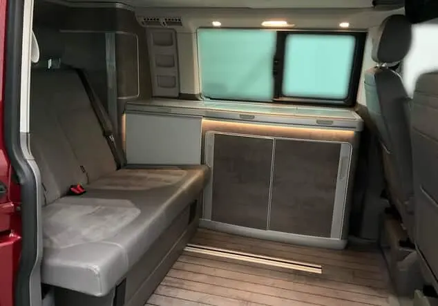 Angebotsdetails Volkswagen California T6.1 California OCEAN 2.0TDI 204PS NP.112T 4M ACC.AHK.STHZG.NAVI+VC.DCC.MARKISE Silber / Rot