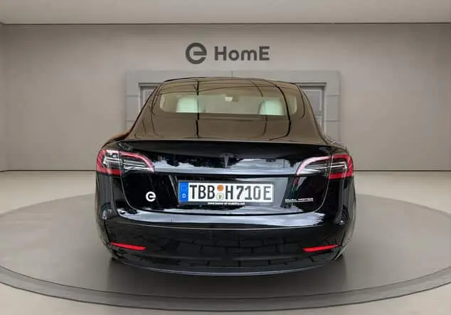 Angebotsdetails Tesla Model 3 Performance - innen weiß ! schwarz (Solid Black)