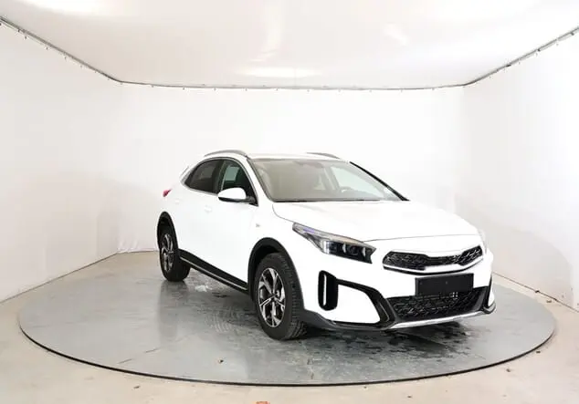 Angebotsdetails Kia XCeed Kia Xceed MY26 1.0 T-GDI MHEV 85 kW (115 PS) 7-Gang-DCT Deluxeweiß Metallic