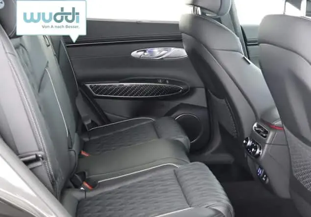 Angebotsdetails Genesis GV70 2.5 T Sport 4WD schwarz und weiß