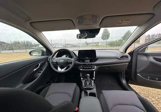 Angebotsdetails Hyundai i30 Kombi Hyundai Wagon Family 1.5 T-GDI MHEV 103 kW (140 PS) 7-Gang-DSG Frontantrieb Abyss Black Pearl