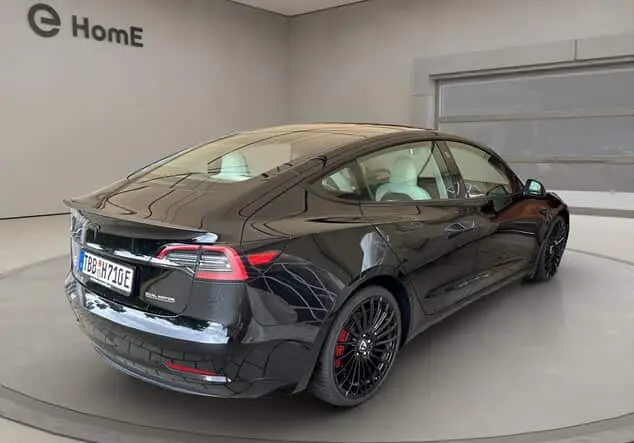 Angebotsdetails Tesla Model 3 Performance - innen weiß ! schwarz (Solid Black)
