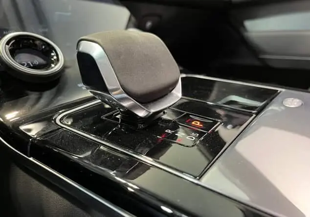 Angebotsdetails Land Rover Range Rover Rover Velar P400 R-Dynamic SE Santorini black