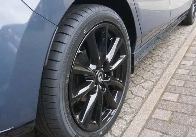 Angebotsdetails Mazda 3 2.5L e-SKYACTIV G 140PS 6AT HOMURA POLYMETAL GRAY