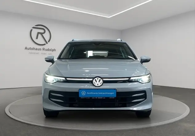 Angebotsdetails Volkswagen Golf VIII Var. 1.5 TSI Life / Blau (Crystal Ice Blue Metallic)