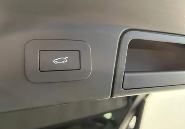 Angebotsdetails Land Rover Range Rover Rover Velar P400 R-Dynamic SE Santorini black