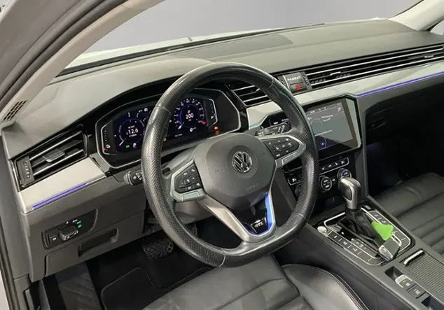 Angebotsdetails Volkswagen Passat Variant GTE 1.4 TSI +STANDHEIZ+LEDER Silber (Pyritsilber Metallic)