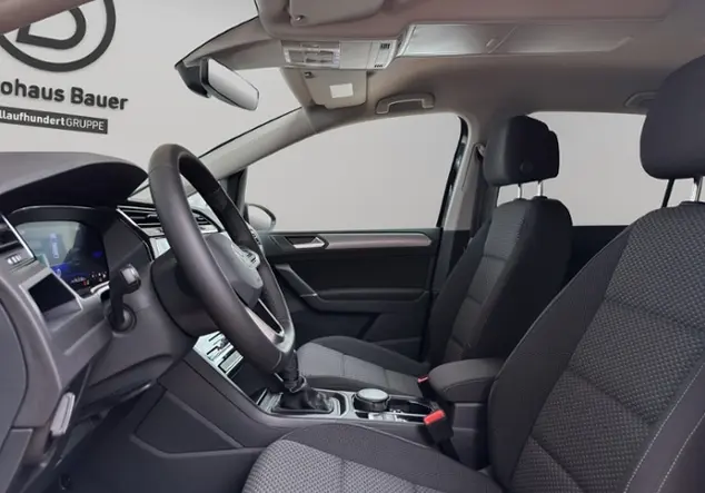 Angebotsdetails Volkswagen Touran 1.5TSI DSGR-Line RfK Schwarz (Grenadillschwarz Metallic)
